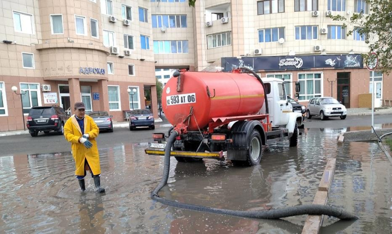Атырауда 1000 текше метрден астам су сорылды