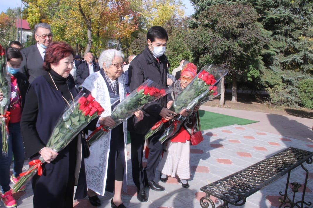 Оралда Жұбан Молдағалиевке ескерткіш ашылды