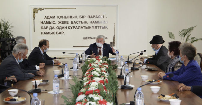 Бердібек Сапарбаев ардагерлерді қарттар күнімен құттықтады