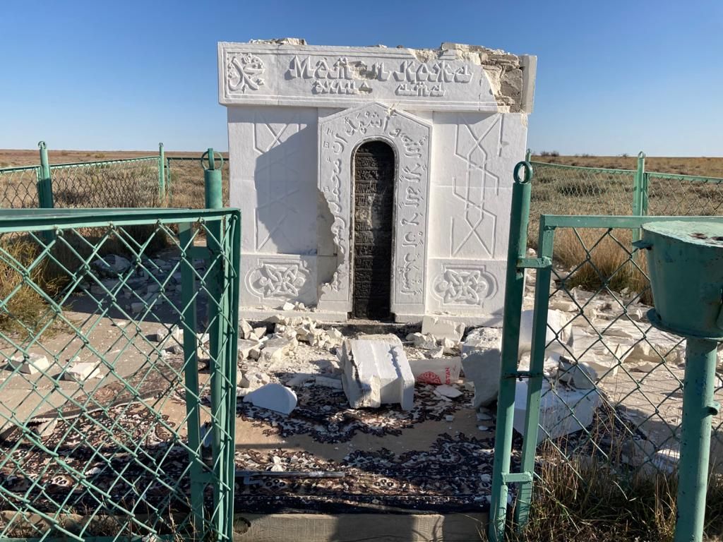 Атырауда зираттарды қиратқан бұзақы ұсталды