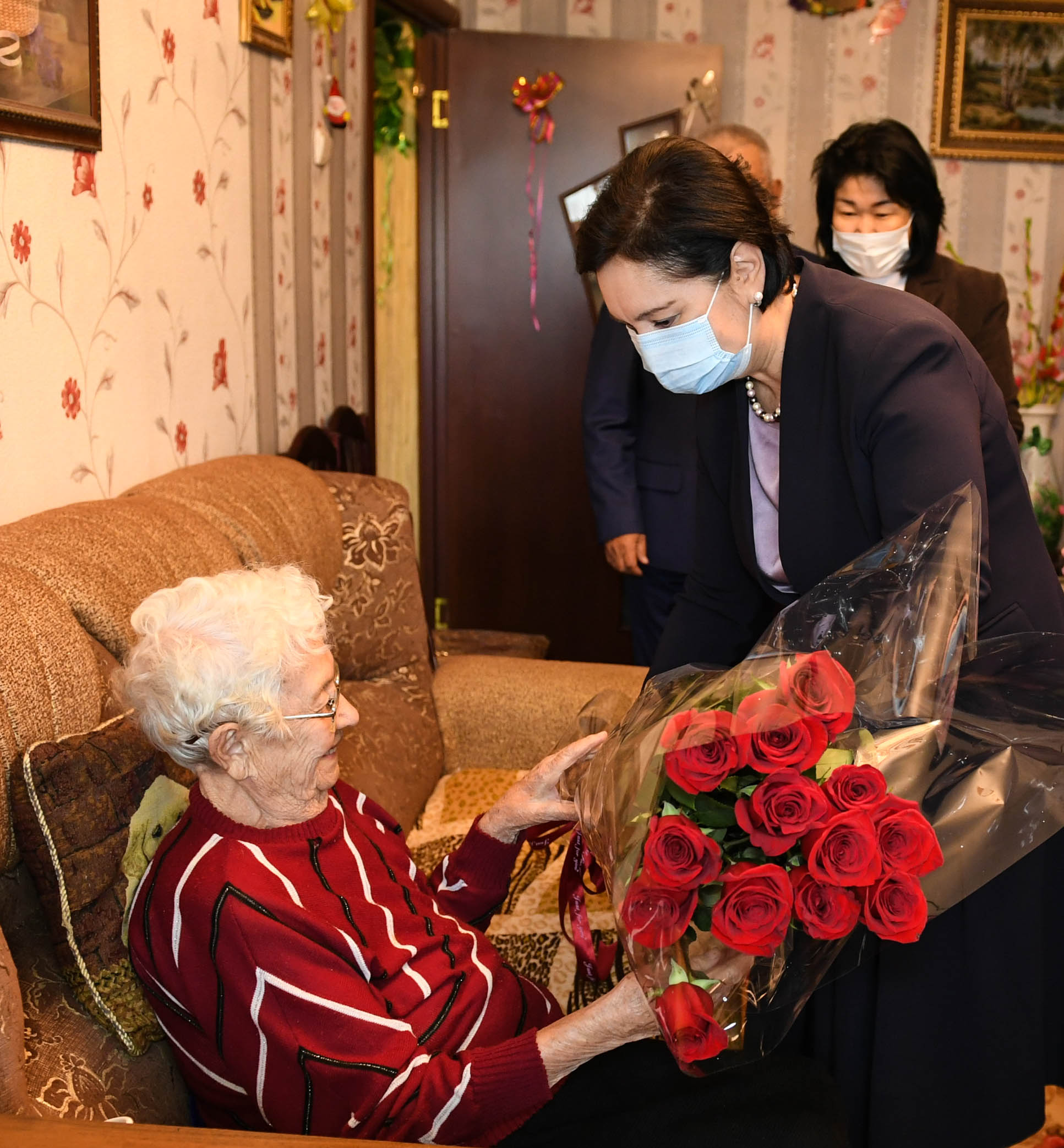 Қызылорда облысының әкімі ардагерді Қарттар күнімен құттықтады