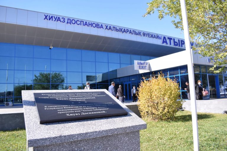 Атырауда Хиуаз Доспановаға ескерткіш тақта ашылды
