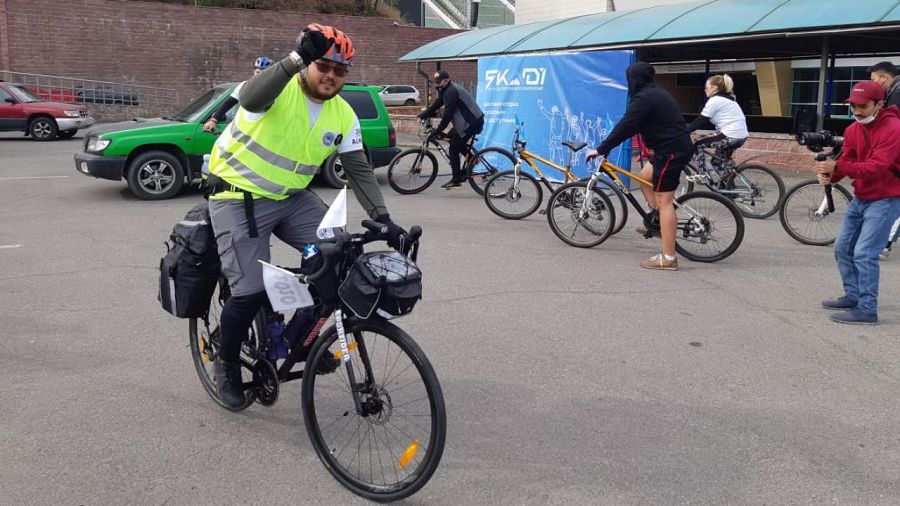 Алматыдан Ақтөбеге велосипедпен барады