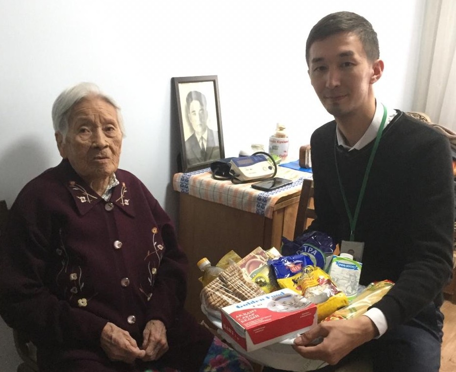 ХҚО қызметкерлері 101 жастағы кейуананы құттықтады