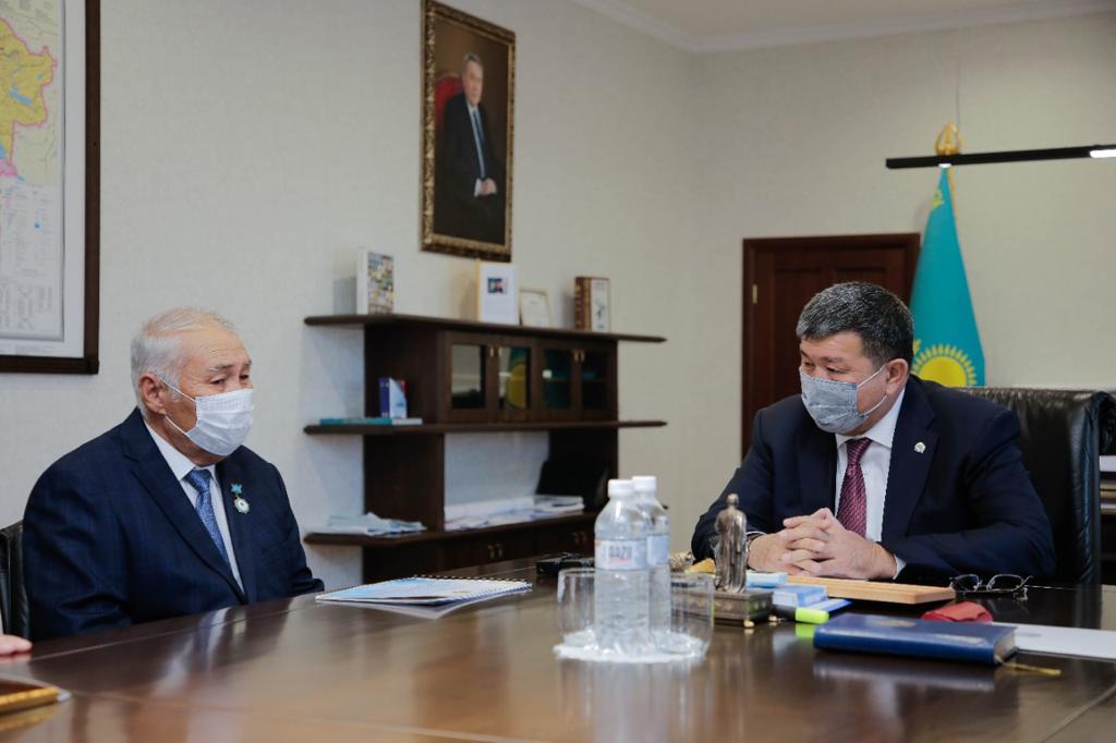 Махамбет Досмұхамбетов "үздік іскер-шаруа әкімді" құттықтады