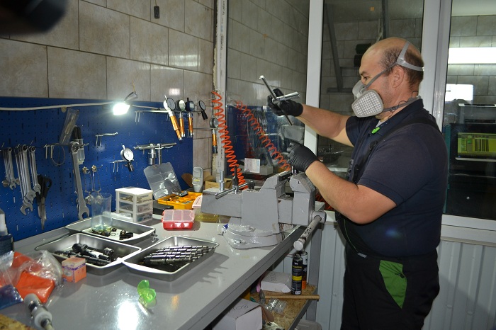 Теректілік кәсіпкер күрделі техниканы жөндейді