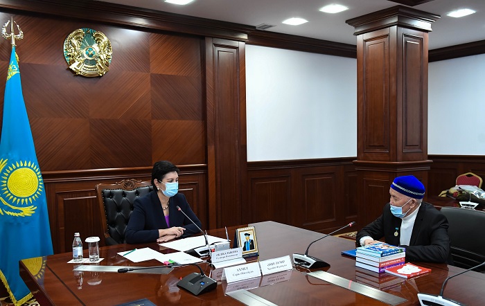 Гүлшара Әбдіқалықова өнер қайраткерін мерейтойымен құттықтады