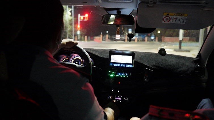 Такси жүргізушісіне жолаушы қол көтерген