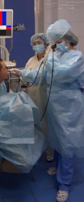 Алматы дәрігерлері ер адамның өңешінен темір қыстырғыш шығарды