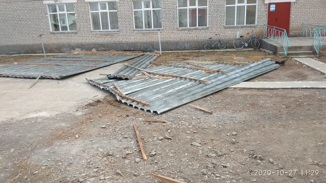 Қатты жел шатырды ұшырды