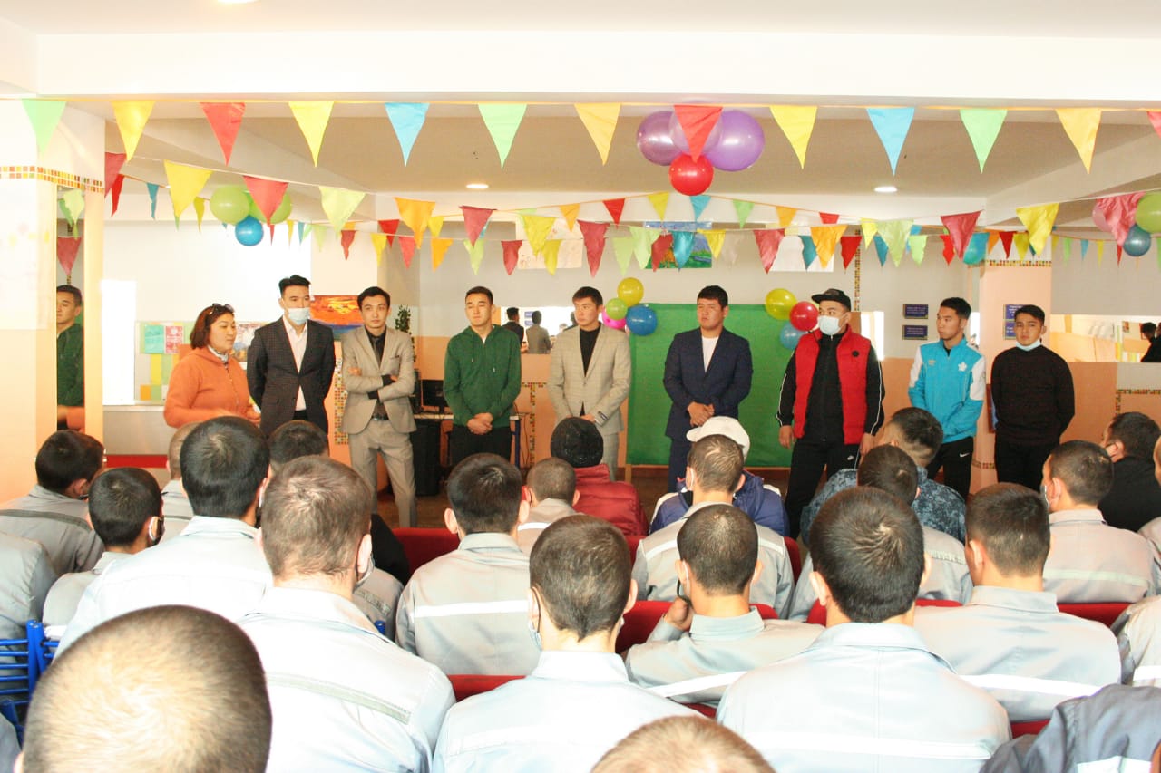 "Жайдарманшылар" жазасын өтеп жатқан жасөспірімдерге күлкі сыйлады