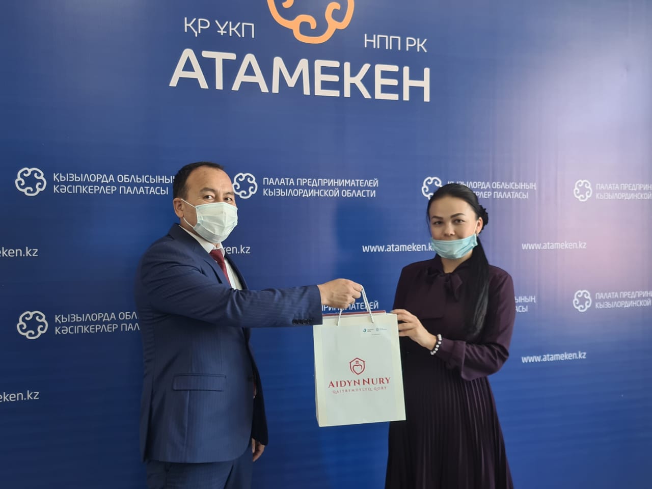 "Oqýshyny qolda" қайырымдылық акциясы аясында оқушыларға планшет берілді