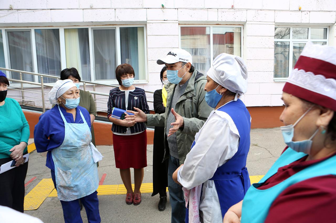 Жетім балалардың жағдайымен танысты