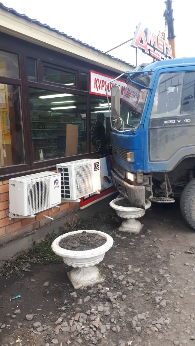 Петропавлда жүк көлігі дүкенге соғылды