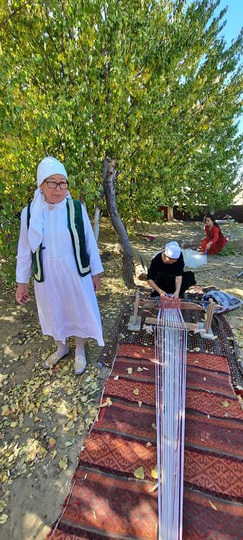 Мал терісінен қолөнер бұйымдарын жасайды