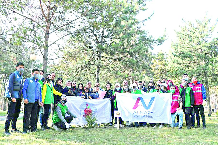 Алматыда волонтерлер аллеясы ашылды