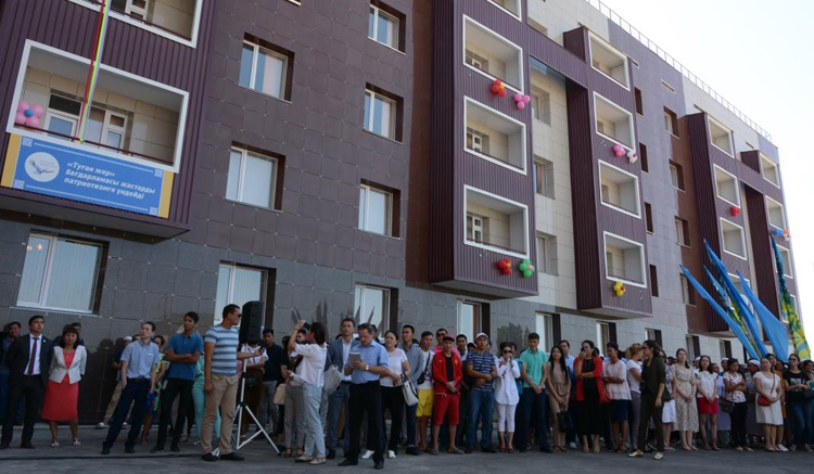 «Жаңа серпін» жатақханасында кімдер тұрады?