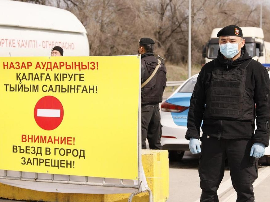 Теңіз кенішінде жұмысшылар блок-бекеттен айналып өтуге тырысқан