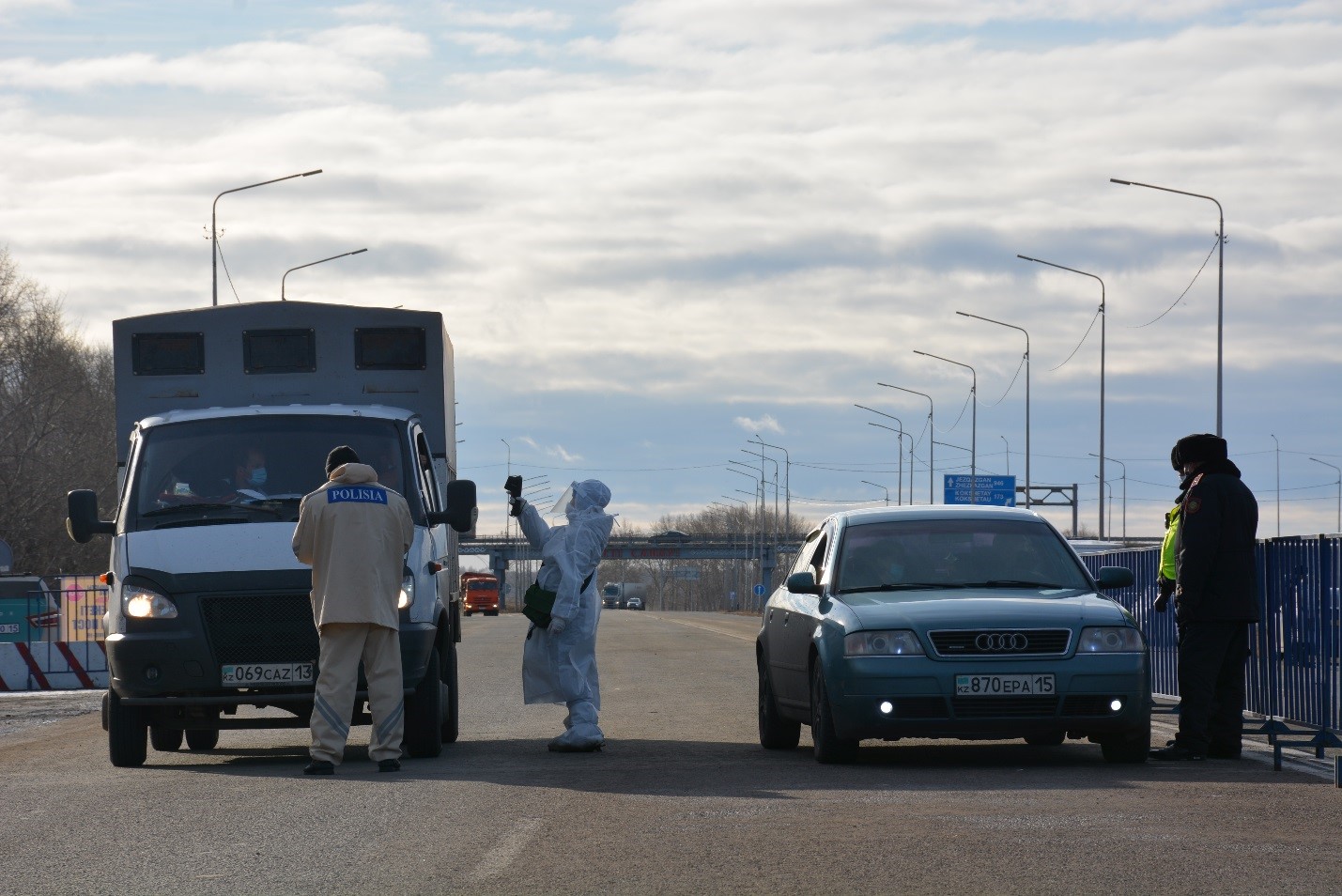 СҚО-ның 9 блок-бекетінде полиция мен медицина қызметкерлері күзетте