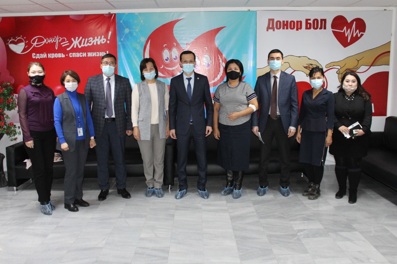 Мемлекеттік қызметшілер қан тапсырды