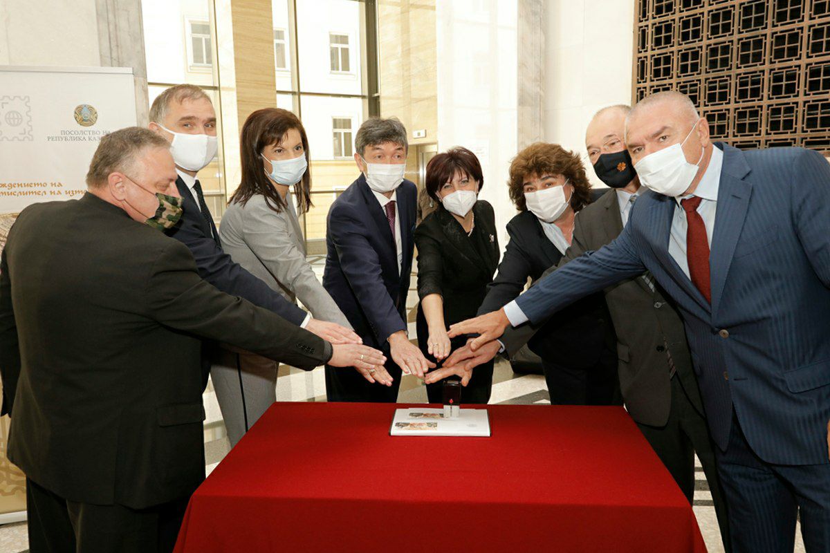Болгарияда Абай мен әл-Фарабидің құрметіне мерейтойлық пошта маркалары шығарылды