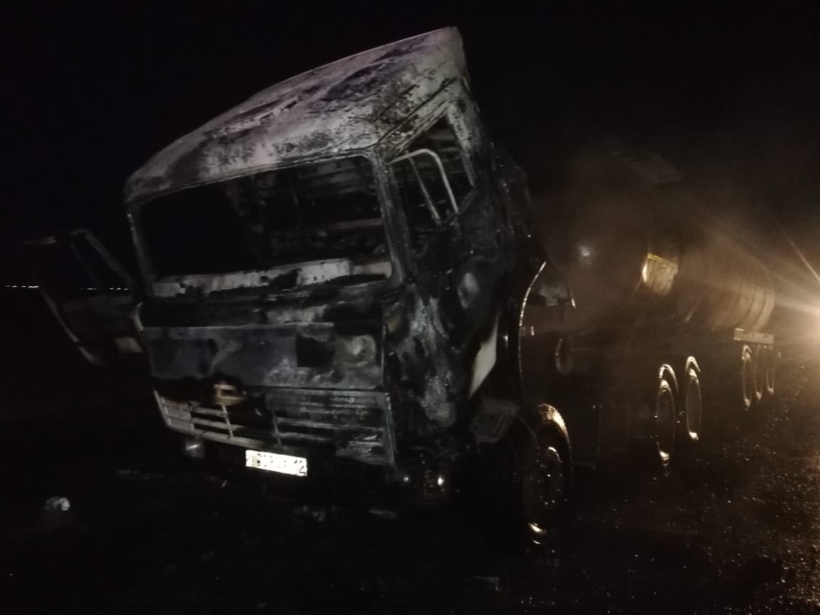 Атырауда тіркемесіне мұнай тиелген КамАЗ өртенді