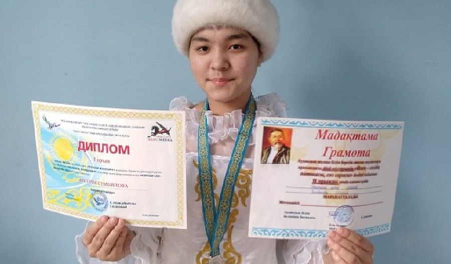 Абайдың 180 өлеңін жатқа айтады