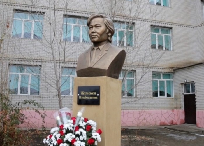 Атырауда Жұмекен Нәжімеденовтің ескерткіш-мүсіні ашылды