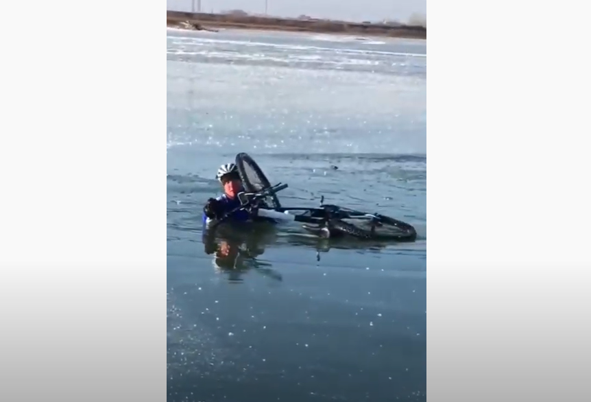 Балықшылар Жайыққа батқан шетелдік велосипедшіні құтқарып қалды