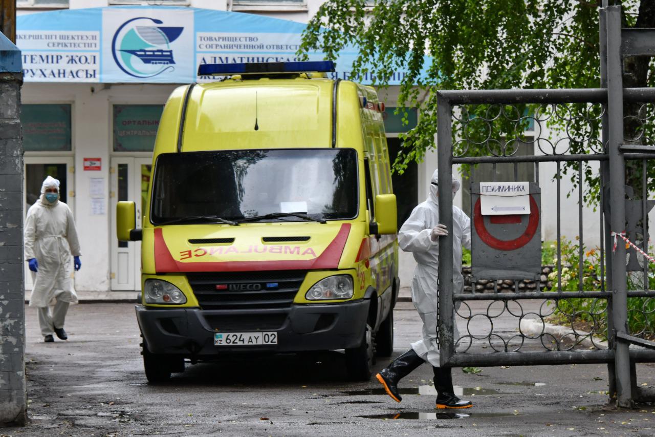 Алматыдағы жедел жәрдем диспетчерлері мен санитарлары қосымша жалақы алады