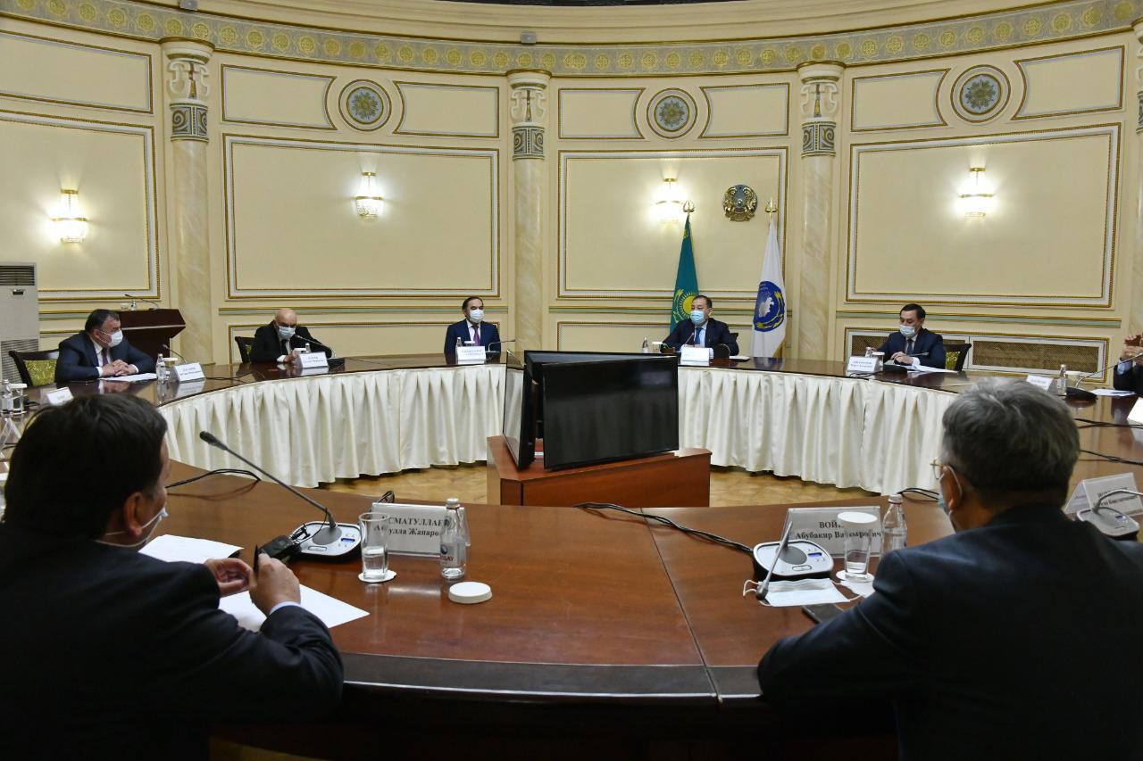 Ералы Тоғжанов Алматыдағы этномәдени бірлестіктердің көшбасшыларымен кездесті