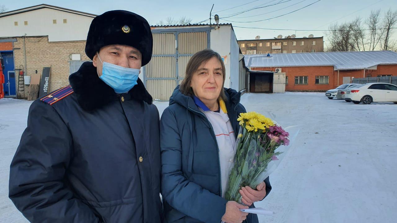 Полицейлер қаза тапқан әріптестерінің отбасыларын мереке қарсаңында құттықтады