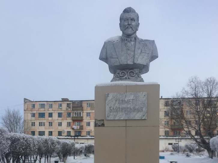 Ахмет Байтұрсынұлының Арқалықтағы ескерткіші жүдеу тұр