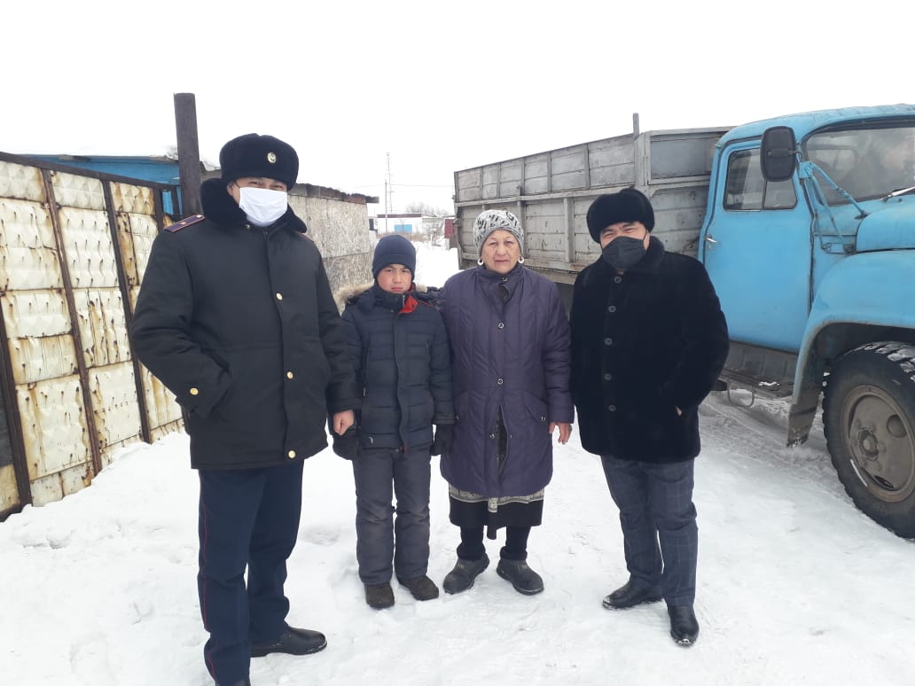 Полицейлер мұқтаж ананың үйіне көмір түсіріп берді