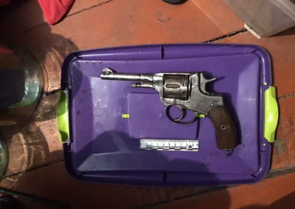 СҚО тұрғынының үйінен наган табылды