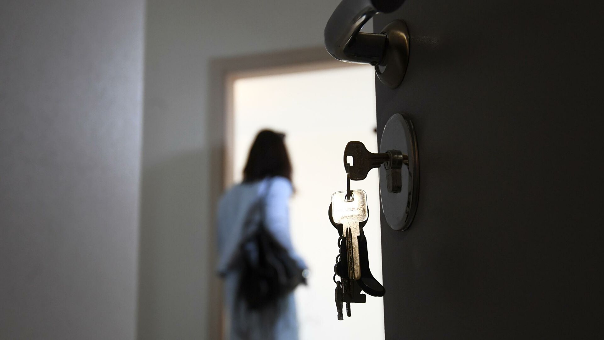 Атырауда анасы қыздарын жалдамалы пәтерге қамап кеткен