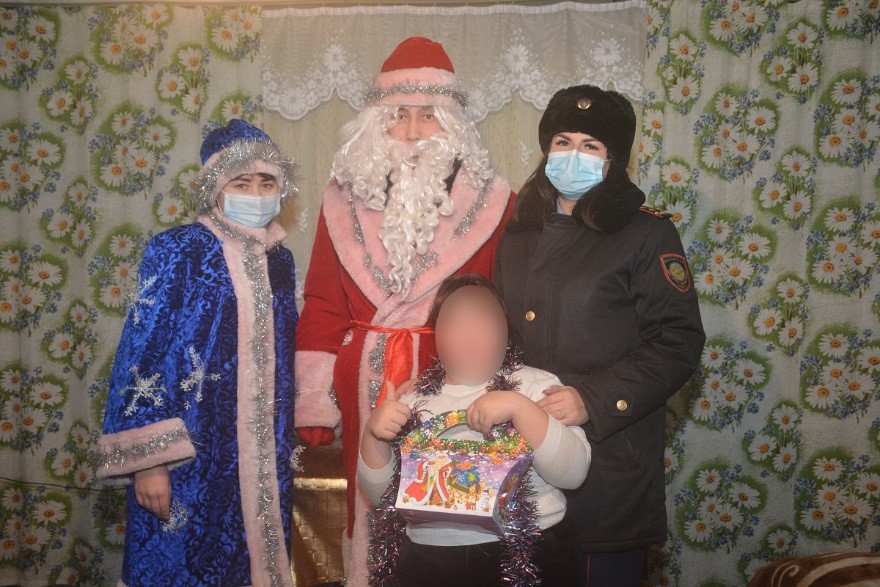 Полиция мүмкіндігі шектеулі балаларға сыйлықтар табыстады