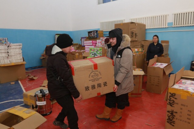 Атырауда волонтерлер жаңажылдық 7 мың сыйлық таратты