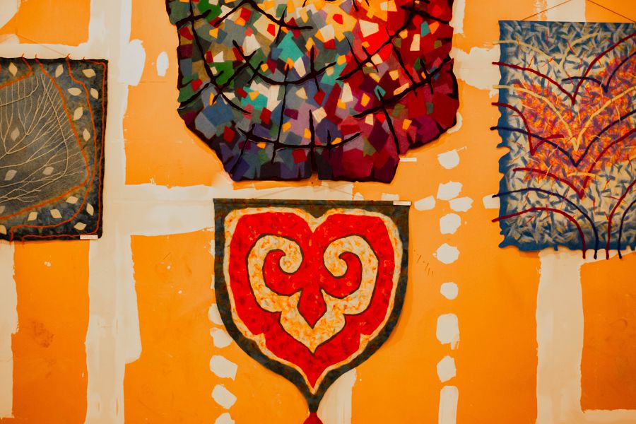 Өнер делдалы (Шығармашылық адамдары елде қалсын десек...)