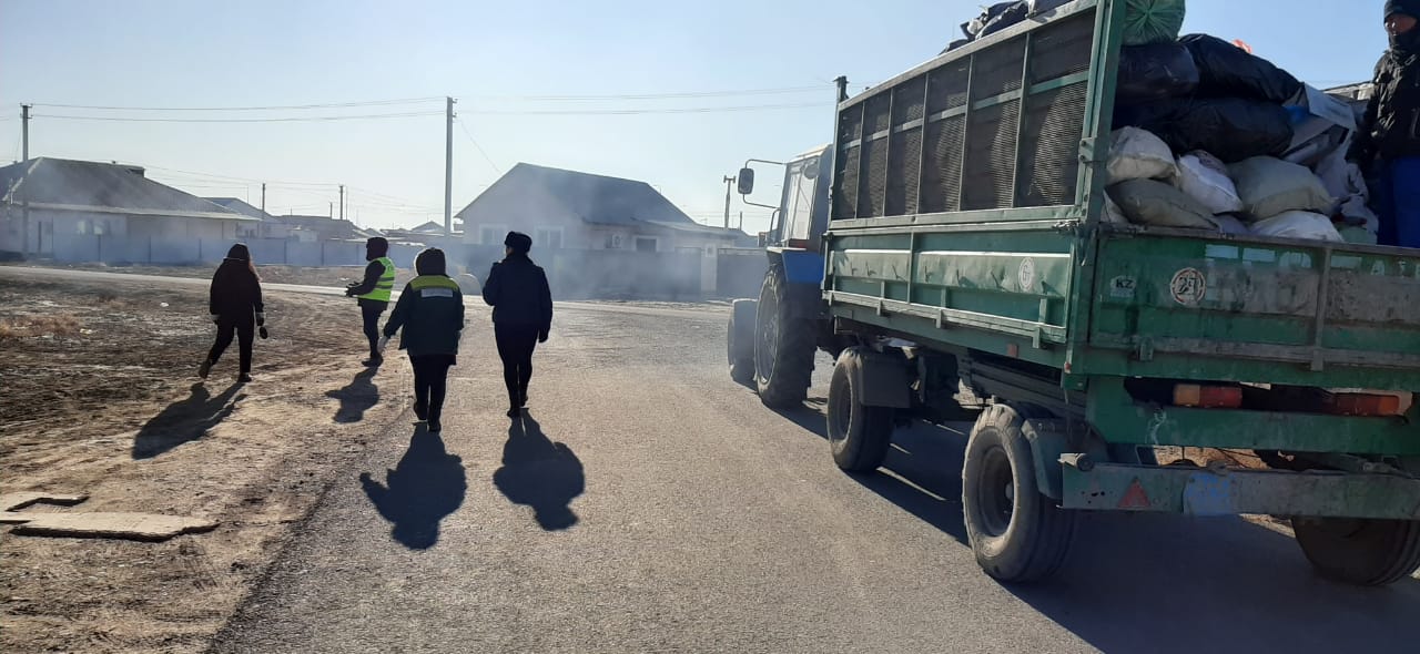 Атырауда бұрынғы шенеуніктер көше сыпырып жүр