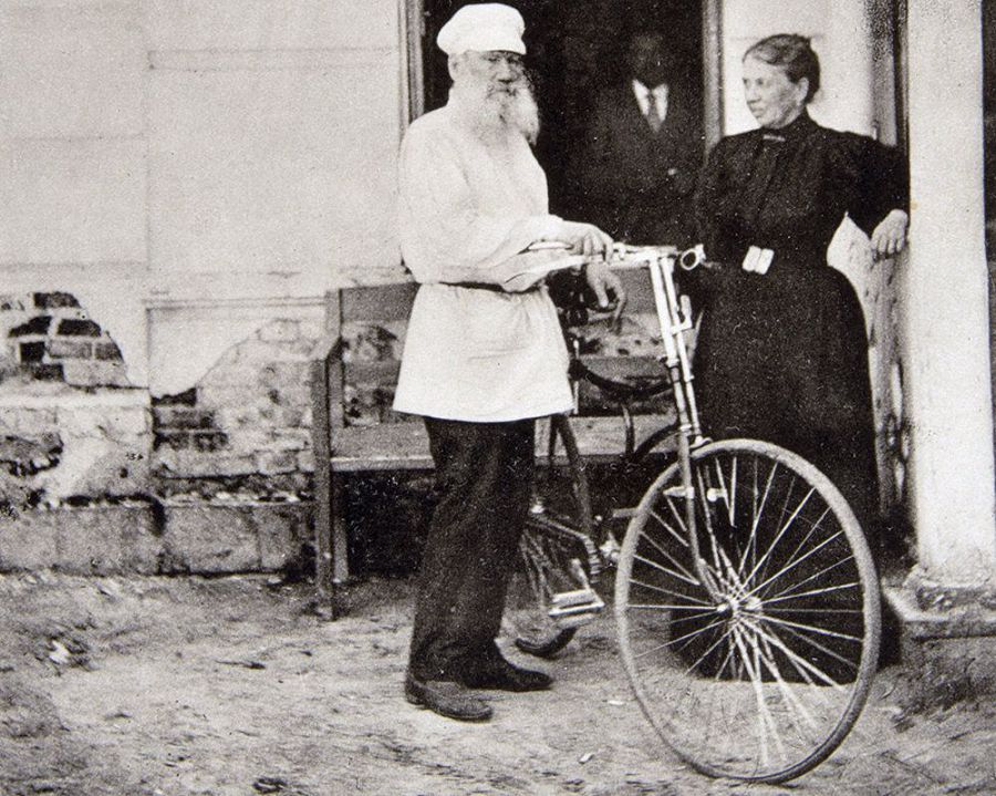 Футболшы Әуезов, велошабандоз Толстой...