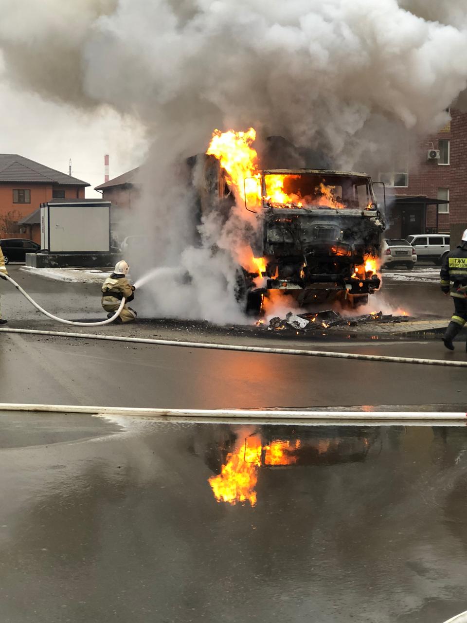 Атырауда тұрғын үй жанында «КамАЗ» өртенді