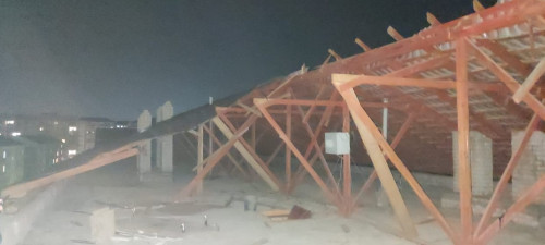 Атырауда қатты жел тұрғын үйлердің шатырын ұшырды