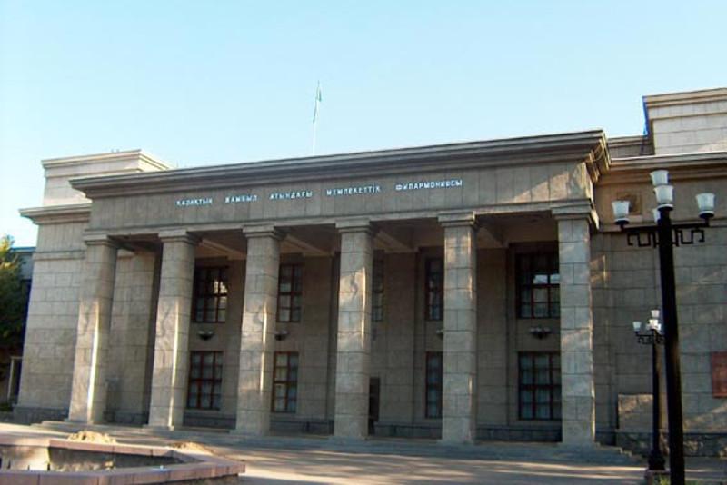 Сахна саңлақтарынан сабақ алады