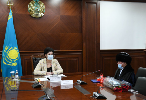 Гүлшара Әбдіқалықова Социалистік Еңбек ерін құттықтады