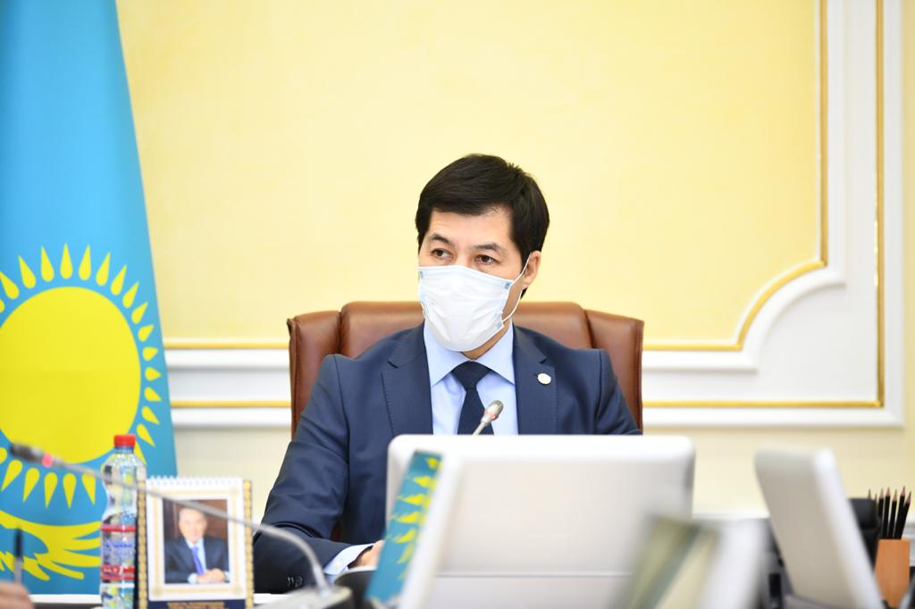 Қалада қар борайды...