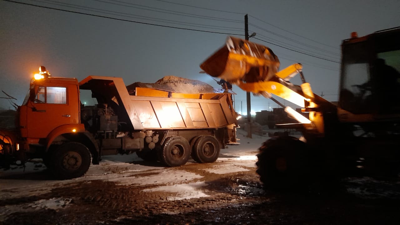 Атыраудағы республикалық жолдарға 81 тонна тұз, 588 тонна құм себілді