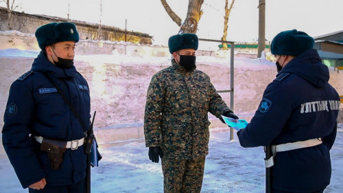 Жас сарбаздар қала көшелеріндегі қауіпсіздікті бақылайды