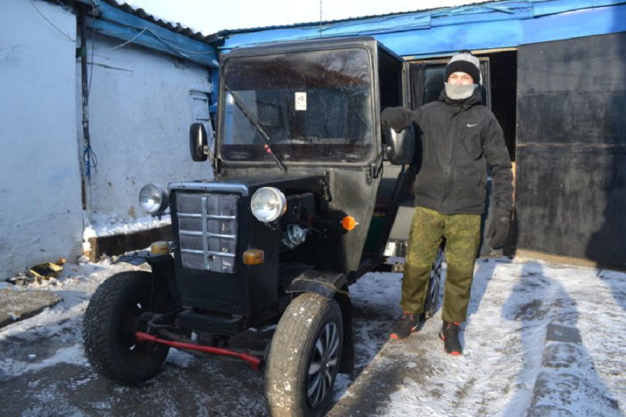 Қолдан трактор құрастырды