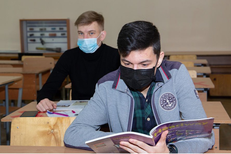 Өскеменде бірінші курс студенттері алғаш рет сабаққа барды